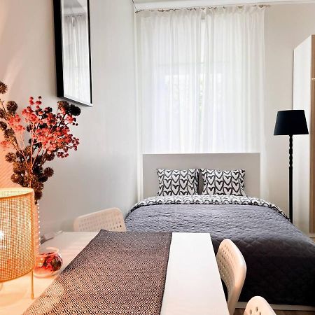 Bright Spacious Apartment In Riga With Free Parking ภายนอก รูปภาพ